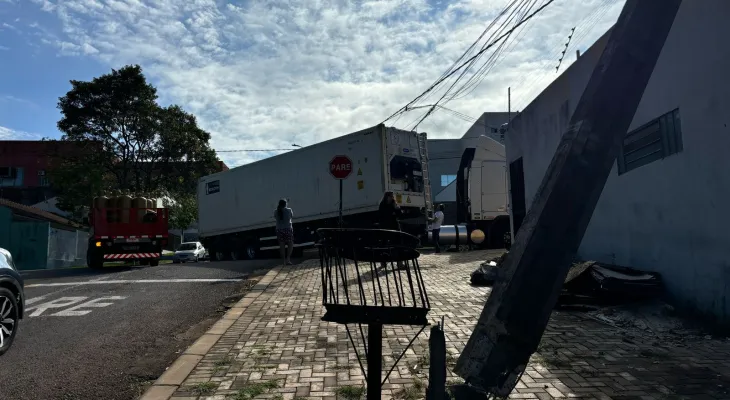 Caminhão enrosca em fios, derruba poste e deixa população sem energia