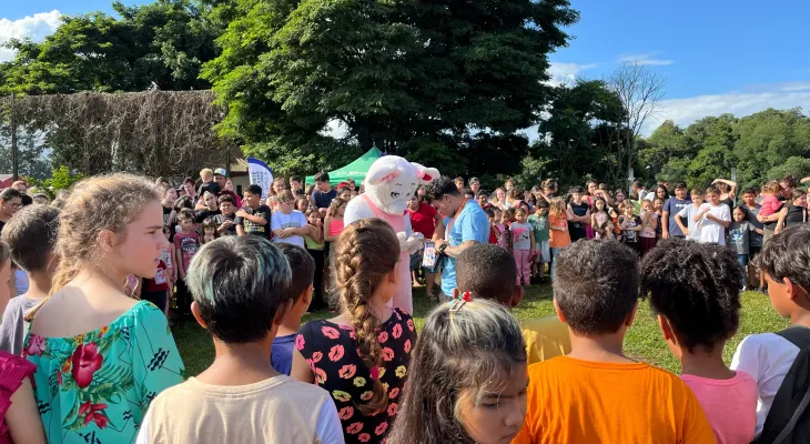 Caça aos Ovos reúne mais de 500 crianças em celebração à Páscoa no Centro de Eventos