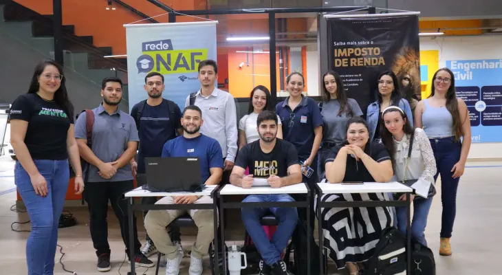 Acadêmicos de curso de contabilidade  realizam declaração do imposto de renda gratuitamente para a comunidade