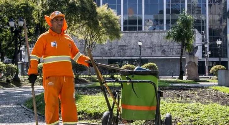 Curitiba tem que manter contrato com 1ª colocada em licitação para limpeza urbana, decide TCE-PR