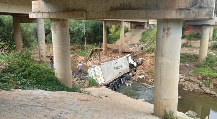 Após sequência de tombamentos, PRF reforça fiscalização em porta-contêineres no Paraná