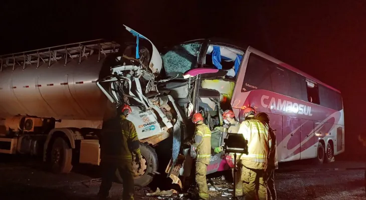 Acidente entre caminhão e ônibus deixa três mortos no Paraná
