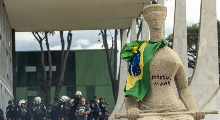 STF condena mulher que pichou estátua a 14 anos de prisão