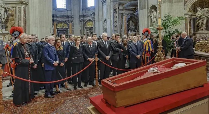 Lula presta homenagem ao papa Francisco em velório no Vaticano