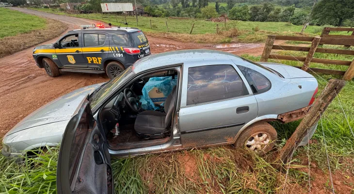 PRF apreende carga de cigarro em carro após fuga em Iporã