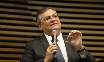 Dino manda PF investigar relação do Banco Master com cemitérios de SP