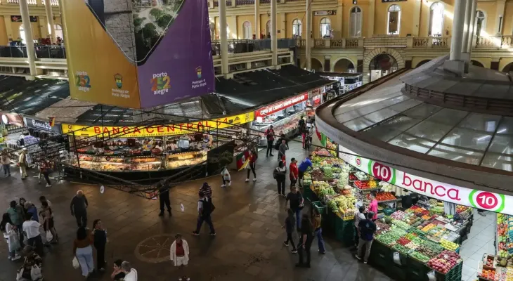 Após um ano, centro de Porto Alegre tenta virar página das inundações
