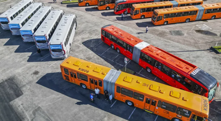 Prefeito entrega 45 novos ônibus para atender 13 linhas do transporte de Curitiba