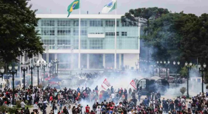 Educadores tomam as ruas em Curitiba para denunciar o Massacre do Centro Cívico, ocorrido há dez anos