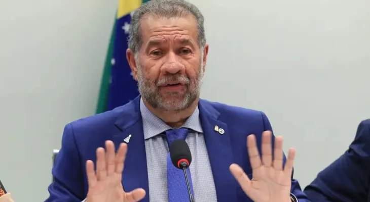 Ministro da Previdência, Carlos Lupi, pede demissão após escândalo no INSS