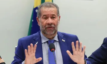 Ministro da Previdência, Carlos Lupi, pede demissão após escândalo no INSS