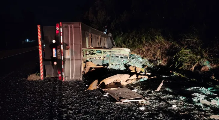 Acidente fatal com caminhão carregado de espelhos interdita parcialmente a BR-376