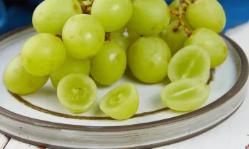Corte as uvas ao meio 🍇