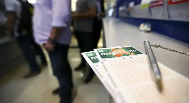 Mega-Sena acumula e prêmio principal vai para R$ 12 milhões