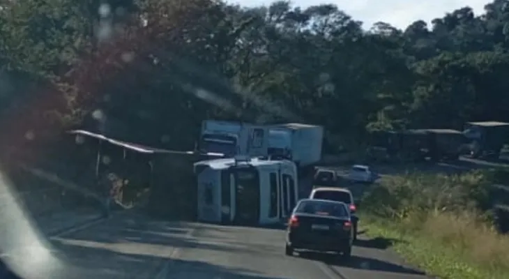 Caminhão tomba e interdita pista da BR-277 em Guaraniaçu