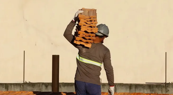 Salário na construção recua 22% em dez anos, diz IBGE