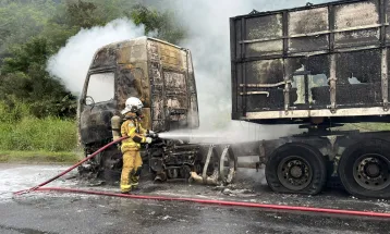Incêndio em caminhão mobiliza PRF, Corpo de Bombeiros e concessionária na BR-277,