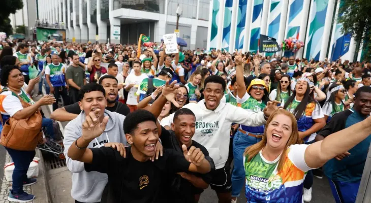 Marcha para Jesus reúne milhares de fiéis no centro do Rio de Janeiro