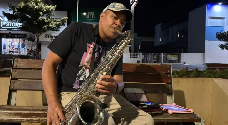 Saxofonista solitário encanta pedestres na Avenida Brasil e revela história de superação