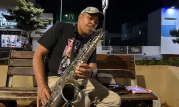 Saxofonista solitário encanta pedestres na Avenida Brasil e revela história de superação