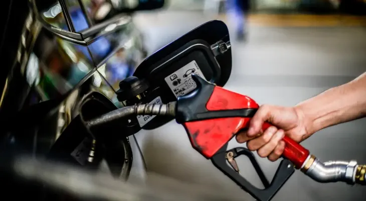 Preço do petróleo faz governo adiar fim do subsídio da gasolina