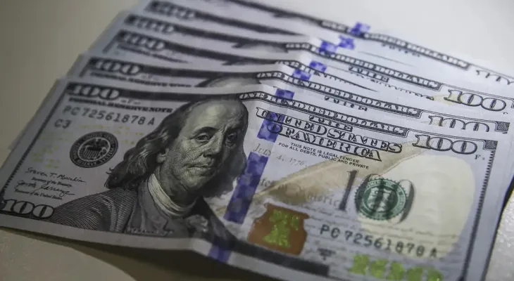 Dólar cai 1% e bolsa sobe quase 2% em dia de alívio nos mercados