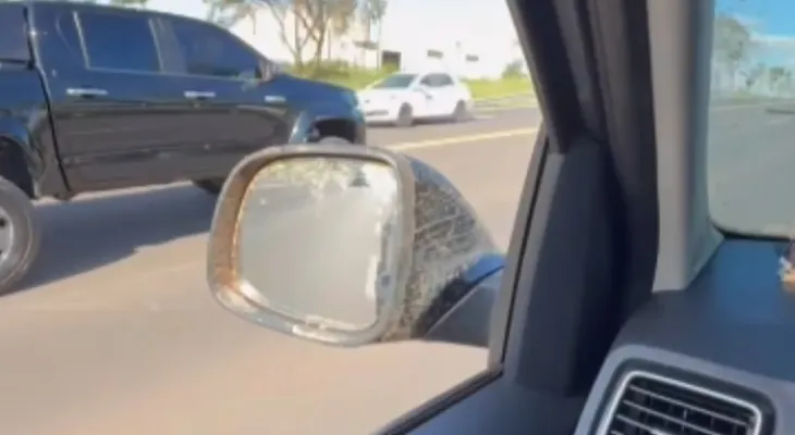 Motorista se filma em racha a 185 km/h: “Ó, com uma mão hein?”