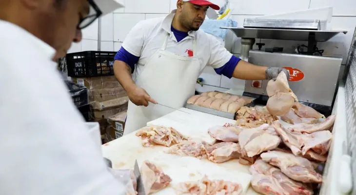 China suspende proibição de compra de carne de frango do Brasil