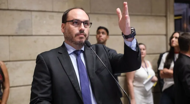 Carlos Bolsonaro mira Santa Catarina após deixar mandato no Rio e cargo no PL