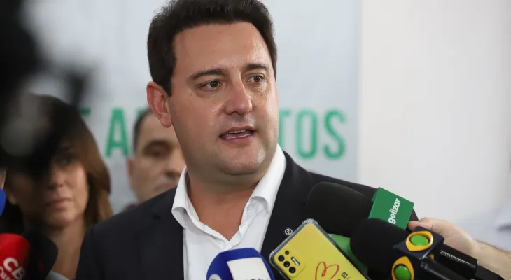 Pesquisa confirma alta aprovação do governo Ratinho Junior no Paraná, mas alerta queda na avaliação “ótima”