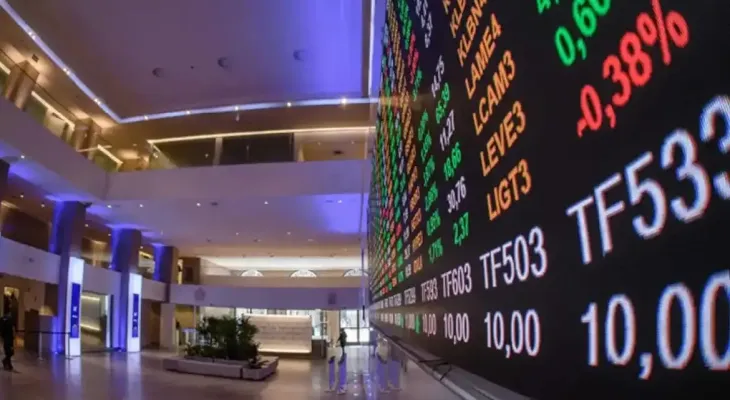 Ibovespa fecha acima dos 174 mil pontos e dólar cai com expectativa de redução da Selic