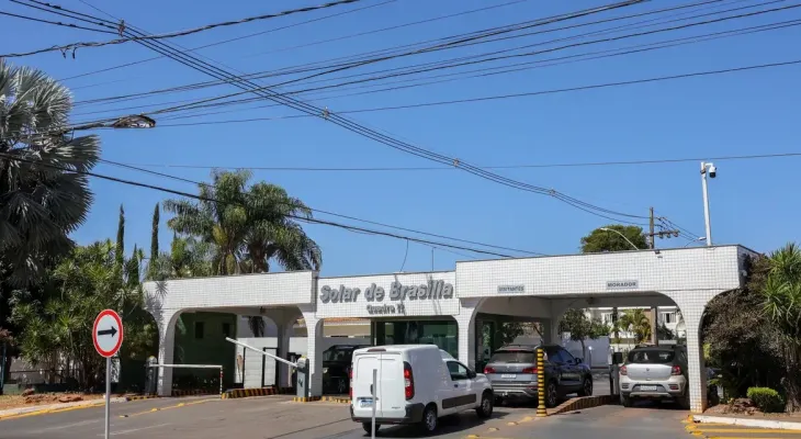 Bolsonaro deixa prisão domiciliar e vai a hospital para exames médicos