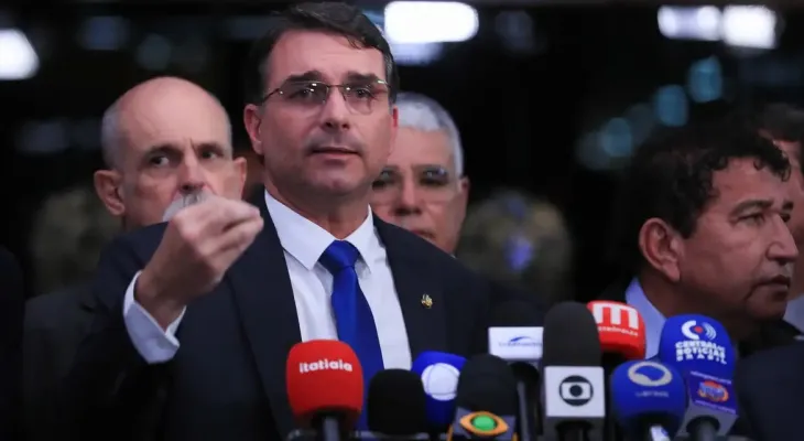 Bolsonaro escolhe Flávio como candidato à Presidência em 2026