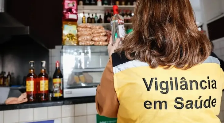 Força-tarefa apreende 117 garrafas de bebida sem procedência em SP