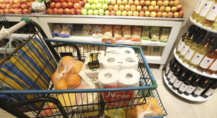 Intenção de consumo das famílias paranaenses recua em maio e permanece abaixo da média nacional