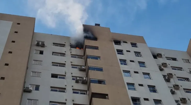Mulher é resgatada após ficar pendurada em janela durante incêndio em prédio no Centro de Cascavel
