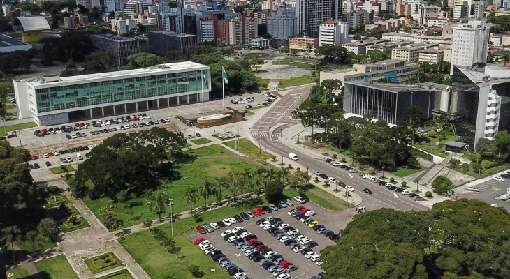 TCE-PR mantém debate sobre Celepar suspenso e conselheiros discutem limites de decisões cautelares