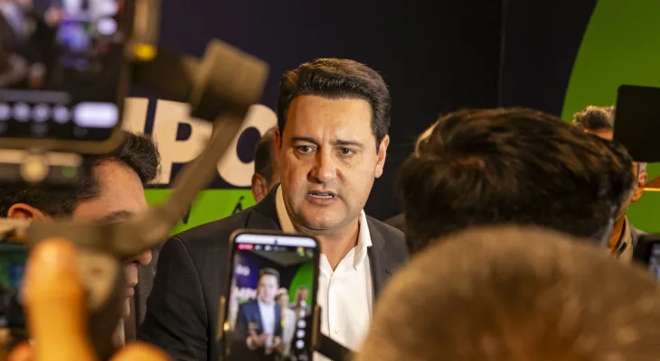 “Governo artificial”: analista político afirma que aprovação de Ratinho Jr é “produzida pela máquina e pelo marketing”