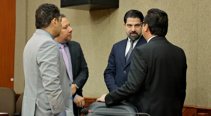 Gestão Silva e Luna passa a ser investigada por duas CPIs e vê isolamento político crescer em Foz do Iguaçu