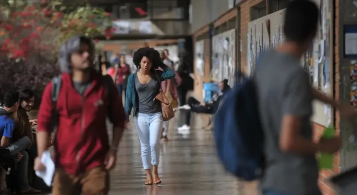 Concluintes de cursos de tecnologia fazem Enade 2025 neste domingo