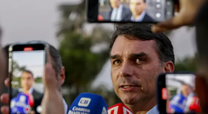 Flávio Bolsonaro é investigado pela PF por financiamento de filme sobre Jair Bolsonaro
