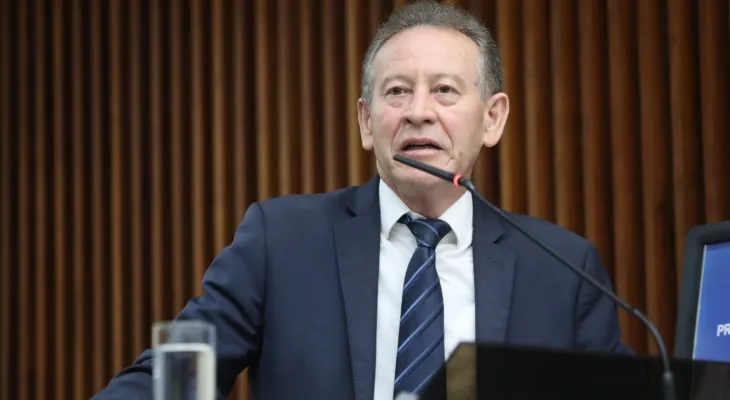 Professor Lemos cobra envio urgente de projeto para valorizar carreira dos professores no Paraná