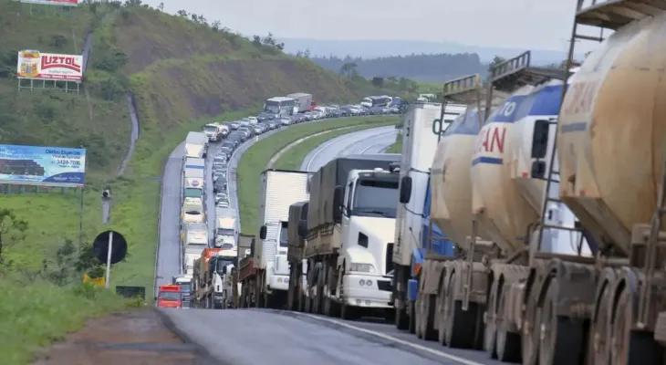 Caminhoneiros tentam articular paralisação, mas entidades recusam adesão