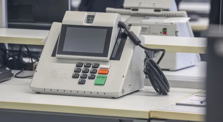 TSE volta a desmentir ligação entre urnas eletrônicas e empresa venezuelana