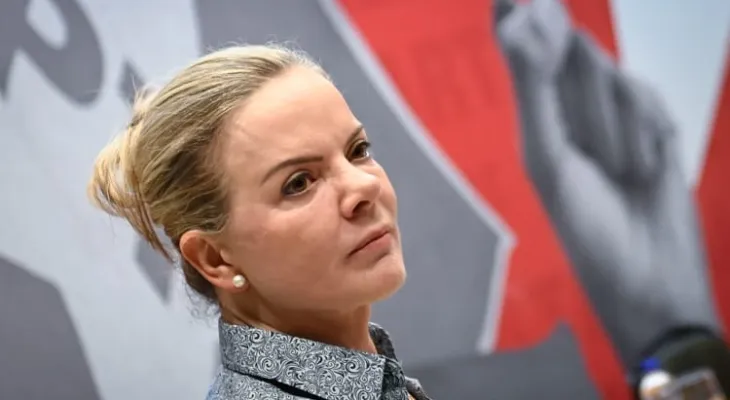 Gleisi Hoffmann fala em “inimigo dentro de casa” e cobra que governo Lula reveja base no Congresso