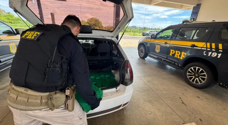 PRF prende casal transportando 131 kg de maconha em carro com criança e cachorro no Noroeste do Paraná
