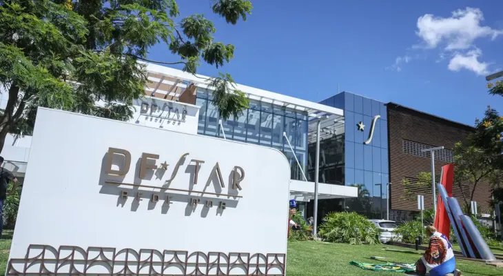 Bolsonaro recebe alta hospitalar e volta a cumprir pena na PF