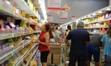 Intenção de consumo das famílias cresce pelo segundo mês seguido no Paraná, mas segue abaixo da média nacional