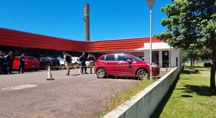 Corpo de idoso encontrado em carro na UPA Tancredo Neves segue no IML de Cascavel