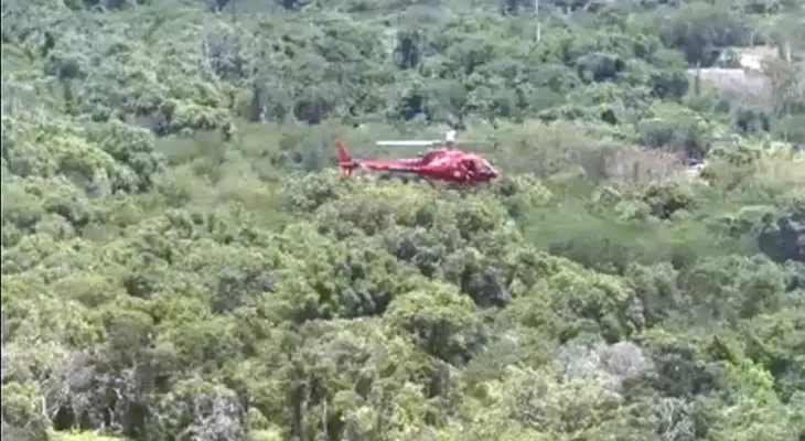 Helicóptero cai na zona oeste do Rio e deixa três pessoas mortas